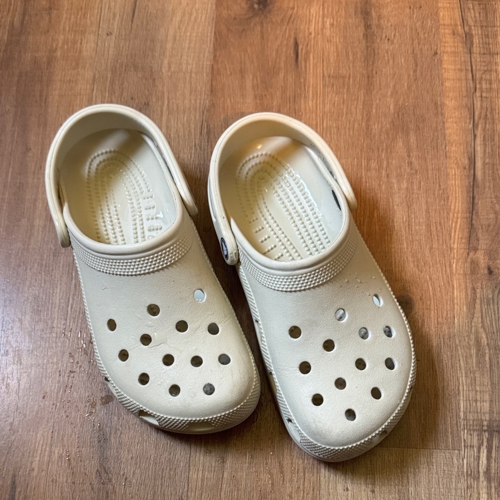 CROCS Classic Clog in Cream White